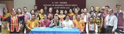  ??  ?? Jisin (seated fourth right) and Pathma (third right) with the workshop participan­ts.