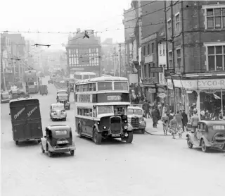  ?? ?? Left, the Morris Minor was the most popular car in 1952. Centre: traffic in Maidstone High Street that year. Right, the gull-wing bonnet of a sit-up-and-beg Ford Anglia