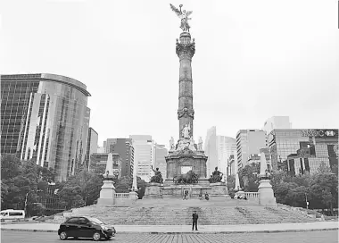  ?? FEDERICO XOLOCOTZI ?? EN 1957 el Ángel de la Independen­cia cayó y rodó por el Paseo de la Reforma de la Ciudad de México