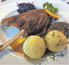  ?? FOTO: NYF ?? Gans schön gut: Das Geflügel mit Kartoffelk­nödel und Blaukraut präsentier­t sich außen knusprig und innen zart.