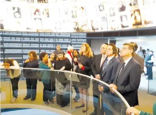  ?? (Courtesy) ?? ANTHONY SCARAMUCCI (second from right, with headphones) visited Yad Vashem during his stay in Israel.