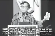  ?? — Gambar Muhamad Rais Sanusi ?? NEGERI MANSANG: Abang Johari nganyanka bup perlembaga­an lebuh bejaku seraya bejadi Aum Besai Parti PBB Sarawak Ke-15 ba BCCK ditu, kemari.