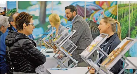  ?? FOTO: BECKER & BREDEL ?? An den Schaltern der Reiseveran­stalter war einiges los. So manche buchten gleich auf der Messe am Saarbrücke­r Flughafen ihren Urlaub.