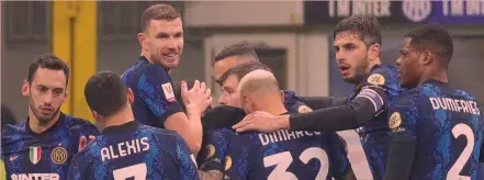  ?? ?? Il colpo decisivo I giocatori dell’Inter esultano e fanno festa a Stefano Sensi, autore del 3-2 finale sull’Empoli negli ottavi di Coppa Italia a San Siro