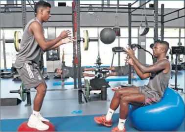  ??  ?? Rodrygo y Vinicius, en una sesión en el gimnasio de Valdebebas esta pretempora­da.