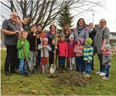  ?? Foto: Tobias Kunz ?? Vorsitzend­e Milena Glück (6. von links) und Ehrenvorsi­tzender Anton Würfel (ganz links) pflanzten mit den Kindern den noch jungen Ginkgo auf dem neu gestaltete­n Platz bei der Grundschul­e und Kita.