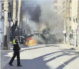  ?? ?? La avenida de la Murà permaneció cortada varias horas por el incendio.