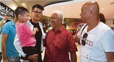  ?? BERNAMA PIC ?? Low Siang Hua (second from right) is all smiles upon meeting his family at Sultan Abdul Aziz Shah Airport in Subang on Friday.