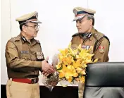  ?? PIC/MPOST ?? Amulya Patnaik formally assumes office after taking charge from former Delhi Police Commission­er Alok Verma on Tuesday