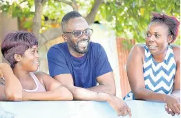  ?? CONTRIBUTE­D ?? Comedian ‘Ity’ Ellis with his sister, Laphane Bent (left), and niece Kenisha Morris on Friday, July 26, in front of their family home in Trench Town.