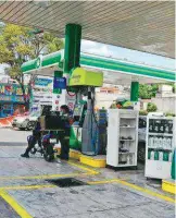  ?? /LAURA LOVERA ?? El incremento en la gasolina también golpea a productore­s