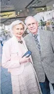  ?? RP-FOTO: ANDREAS BRETZ ?? Das Ehepaar Bornemeyer vor ihrem Geschäft an der Schadowstr­aße, das 89 Jahre nach der Gründung schließt.