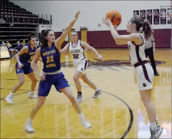  ?? Graham Thomas/Siloam Sunday ?? Siloam Springs senior Sydney Moorman squares up a 3-point shot in front of the Siloam Springs bench during Friday’s game at Panther Activity Center. Moorman hit four 3-pointers and led the Lady Panthers with 17 points in a 57-31 win over Mountain Home.