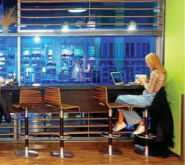  ?? ?? Im „Café des Lesens“kann man aus dem Fenster schauen. Oder die Zeit an Handy und Co. überbrücke­n.