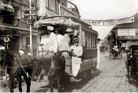 ??  ?? A packed horse-drawn tranvia plying through Escolta, early 20th century