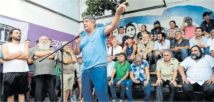  ??  ?? Aliados. Pablo Moyano en una asamblea, días atrás, con los dirigentes sociales Juan Grabois y Emilio Pérsico y los sindicalis­tas Pablo Micheli, Sergio Palazzo y Roberto Baradel.