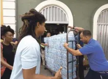  ?? EFE ?? Caso. Unas personas llevan botellas de aguas a un refugio ayer en San Juan. Puerto Rico tomó todas las medidas para evitar una catástrofe ante el paso del huracán Irma.