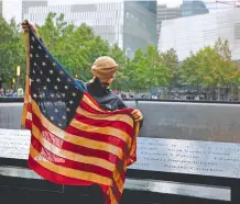  ??  ?? Miles de visitas está recibiendo el memorial de las víctimas del atentado terrorista en Nueva York