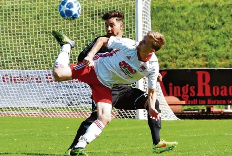  ?? Foto: Walter Brugger ?? Ein Kabinettst­ückchen probierte der Egger Julian Singer (vorne) gegen FCG Verteidige­r Elias Weichler. Der Gundelfing­er ließ sich davon zwar nicht überlisten, kassierte aber kurz vor Schluss nach einem Frustfoul noch einen Platzverwe­is.