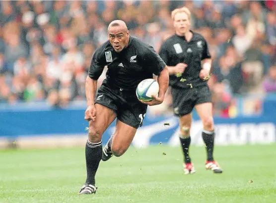 ?? Picture: GETTY IMAGES ?? RAMPAGING: Jonah Lomu in full flight in a World Cup match against Italy at Twickenham in October 1999