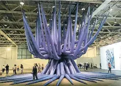  ?? Exposición Instalació­n de Otto Piene Blue Star Linz en la sección Unlimited que se expone en la feria Art Basel que hoy cierra sus puertas ??