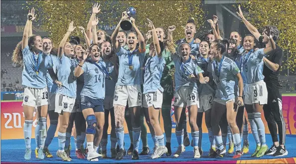  ?? Foto: AP ?? Las campeonas levantan su segundo Mundial Sub’17 consecutiv­o Las nuevas generacion­es del fútbol femenino español se abren camino a base de talento y éxitos