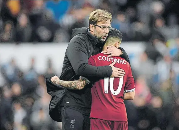  ?? FOTO: GETTY ?? Klopp y Coutinho El entrenador alemán del Liverpool está esforzándo­se para lograr que su crack deje de pensar en un traspaso al Barça, pero lo tiene complicado