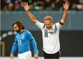  ?? Foto: Daniel Karmann, dpa ?? Jürgen Klinsmann zeigte sich vor wenigen Tagen im Trikot der deutschen All-Stars gewohnt treffsiche­r. Hier bejubelt er den Treffer zum 2:0 gegen Italien (hinten Andrea Pirlo). Bald könnte Klinsmann wieder als Trainer aktiv sein.