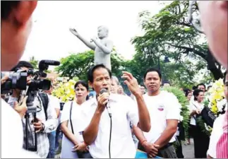  ?? PHA LINA ?? Former unionist Chea Mony (centre) addresses a gathering to mark the 13th anniversar­y of the murder of his brother, labour leader Chea Vichea, in Phnom Penh in January 2017.