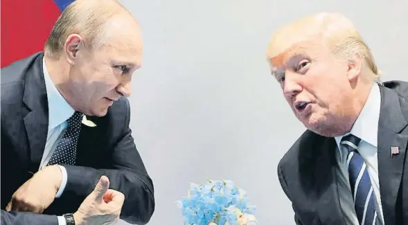  ?? MIKHAIL KLIMENTIEV/ GETTY ?? Putin y Trump durante el encuentro que tuvo lugar en Hamburgo en el 2017 a raíz de la cumbre del G-20
La luz que se apaga. Cómo Occidente ganó la guerra fría pero perdió la paz