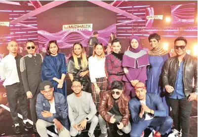  ??  ?? DUA belas finalis iaitu (berdiri, dari kiri) Kaer, Hael Husaini, Dayang Nurfaizah, Amylea, Ara Johari, Misha Omar, Siti Nordiana, Jaclyn Victor, Syamel, Aman RA, Haqiem Rusli,Sufian Suhaimi dan Altimet yang akan berentap di AJL33 nanti.