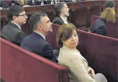  ?? J. J. Guillén / Efe ?? Meritxell Borràs, junto a Santi Vila y Carles Mundó, durante el juicio por el 1-O, en febrero de 2019.