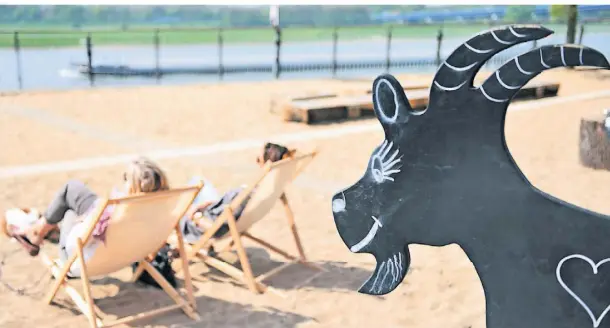  ?? FOTO: JULIA RICHTER ?? Sand und Rheinblick bietet das Lokal Ziegenpete­r im Duisburger Rheinpark.