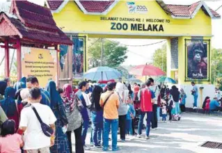  ?? BERNAMAPIC ?? Some visitors to the Malacca Zoo started queuing as early as 4am. –