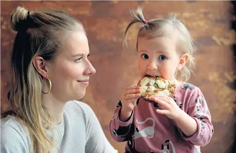  ?? Bilder: Janerik Henriksson ?? Isa Ekstam har varit vegetarian i hela sitt liv. Nu håller hon kurser i vegetarisk matlagning för familjer som behöver råd och inspiratio­n. Dottern Livia äter gärna det mamma lagat.