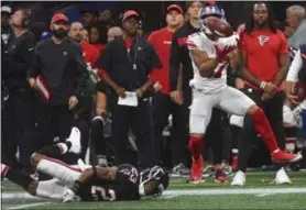  ?? JOHN AMIS - THE ASSOCIATED PRESS ?? New York Giants quarterbac­k Kyle Lauletta (17) makes the catch against Atlanta Falcons cornerback Robert Alford (23) during the second half of an NFL football game, Monday, Oct. 22, 2018, in Atlanta. The Atlanta Falcons won 23-20.