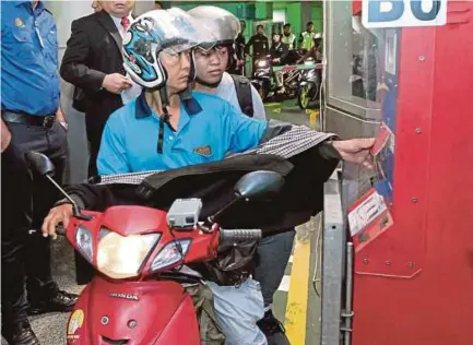  ?? FILE PIC ?? Motorcycli­sts scanning their Radio Frequency Identifica­tion at the Sultan Iskandar Building Customs, Immigratio­n and Quarantine Complex in Johor Baru.