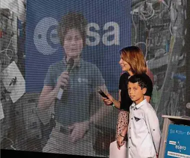  ?? Foto: Guy Jallay ?? ISS-Astronauti­n Samantha Cristofore­tti stand Schülerinn­en, Schülern und Studierend­en aus drei Ländern – darunter auch Luxemburg – Rede und Antwort.