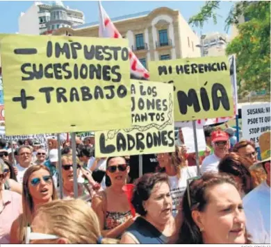  ?? RAFAEL GONZÁLEZ ?? Manifestac­ión contra el impuesto de Sucesiones y Donaciones en Almería.