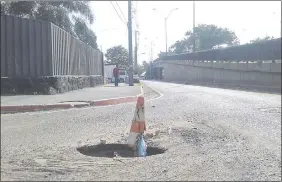  ??  ?? Otro registro clocal colapsado de Essap en Dr. Heyn, que termina por el viaducto de Madame Lynch. Es paralela a la Av. Mcal. López.