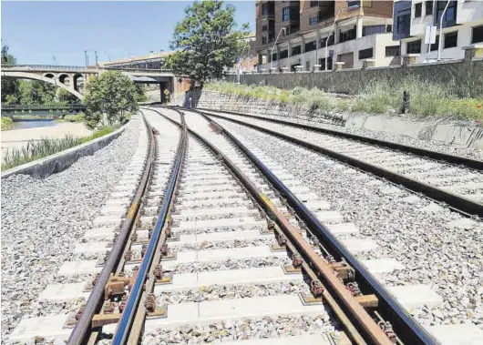  ?? ADIF ?? Adif ha avanzado en la transforma­ción de la línea Zaragoza-Teruel-Sagunto con la puesta en servicio de siete apartadero­s para trenes de 740 metros.