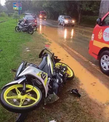  ??  ?? MOTOSIKAL milik anggota polis yang maut selepas dilanggar lori di Kilometer 6 Jalan Lama Bentong-Gombak, Bentong, semalam.