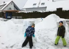  ??  ?? Darian, 7, und Milo, 5, aus Illereiche­n bauten im Garten ein großes Ritteriglu mit Rittermaue­r zum Schutz vor Angreifern.