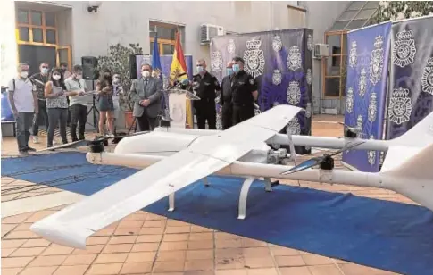  ?? // ABC ?? Los mandos policiales de Málaga, en la presentaci­ón ayer del dron incautado a los narcos