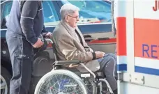  ?? BERND THISSEN, EUROPEAN PRESSPHOTO AGENCY ?? Reinhold Hanning, 94, arrives Thursday for another day of his trial in Detmold, Germany. Hanning, a former World War II SS guard, is facing a charge of being an accessory to at least 170,000 murders at Auschwitz concentrat­ion camp.