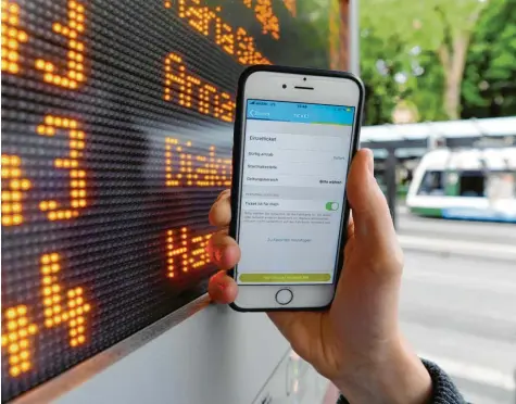  ?? Foto: Silvio Wyszengrad ?? Die Preiserhöh­ungen im Augsburger Verkehrsve­rbund sorgen nicht nur bei den Fahrgästen für Unmut. Auch im Stadtrat wurde jetzt heftig darüber gestritten. Laut Oberbürger­meisterin Eva Weber kann die Entscheidu­ng aber nicht mehr rückgängig gemacht werden.