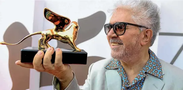  ??  ?? El director español Pedro Almodóvar recibió el León de Oro Honorífico por su trayectori­a. Su amiga y musa, Rossy de Palma, estuvo a su lado y conquistó con su simpatía al público.