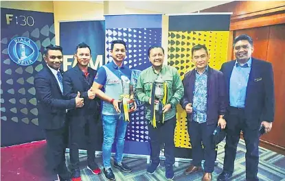  ??  ?? JADI REBUTAN: Abdul Jalil (tiga kanan) menjulang Piala Presiden 2019 sambil disaksikan Nazri (dua kanan) pada Taklimat Pengurus Pasukan dan Jurulatih Piala Presiden 2019 di Kelana Jaya, Kuala Lumpur.