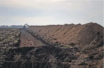  ?? FOTO – GABRIEL KUCHTA/DENÍK N (5x) ?? Ukrajinci budujú obranné opevnenia.