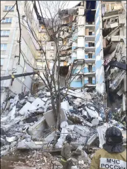 ?? AP ?? Rescuers work at the scene of a collapsed building in Russia on Monday.